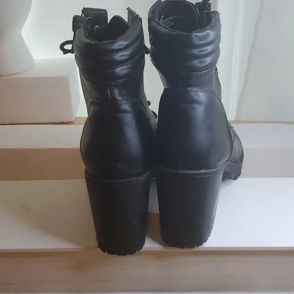 STEVE MADDEN LUG SOLE ANKLE BOOT - Picture 3 of 8